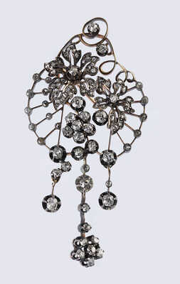 Брошь из золота (по клейму 56), общим весом 14,51 грамма, содержит природные вставки из бриллиантов